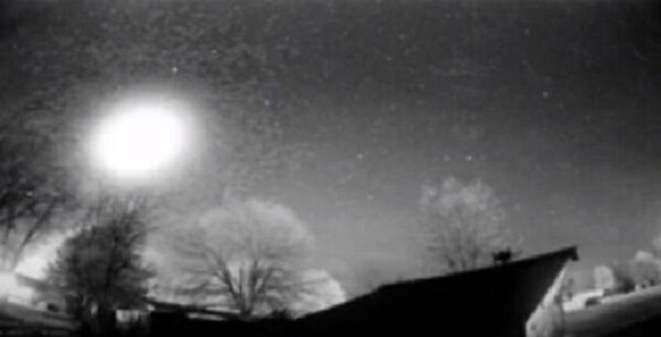 Падение метеорита наблюдали над Олбани, штат Миссури, США