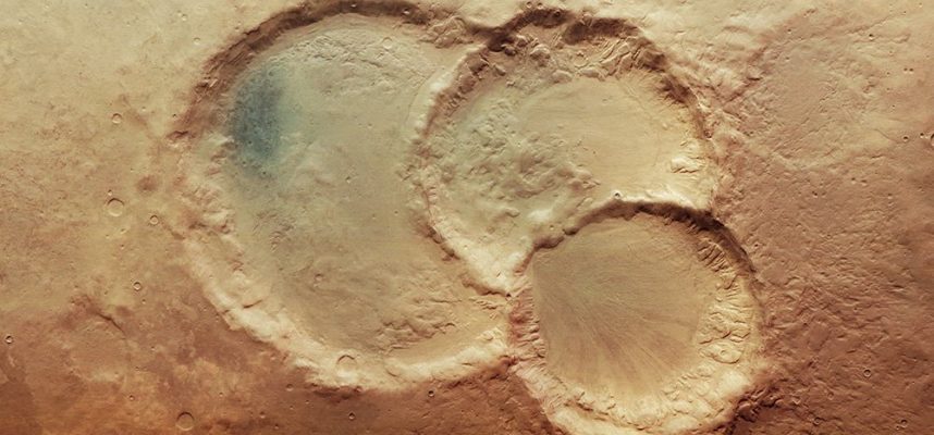 Астрономы обнаружили загадочно сформированный тройной кратер на Марсе