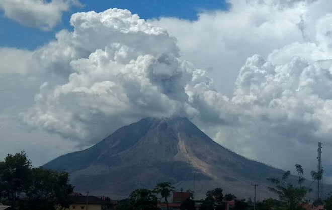 Активизировался индонезийский вулкан Синабунг: «оранжевый» код для авиации