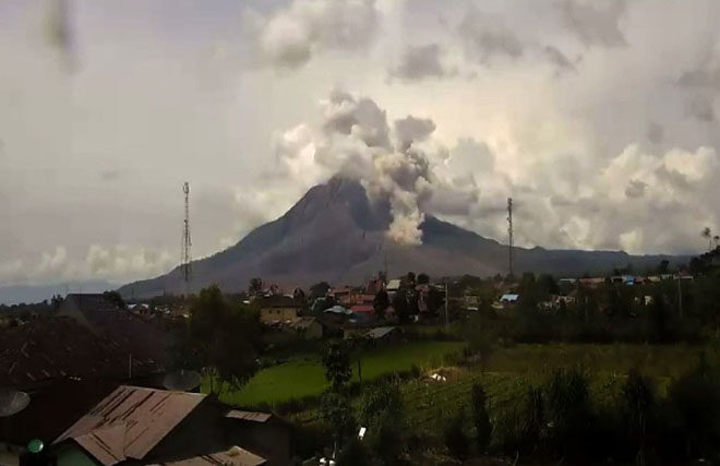 Активизировался индонезийский вулкан Синабунг: «оранжевый» код для авиации