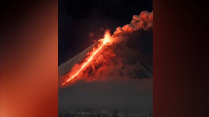 На Камчатке вулкан Ключевская Сопка выбросил столб пепла на высоту до 7,5 километра