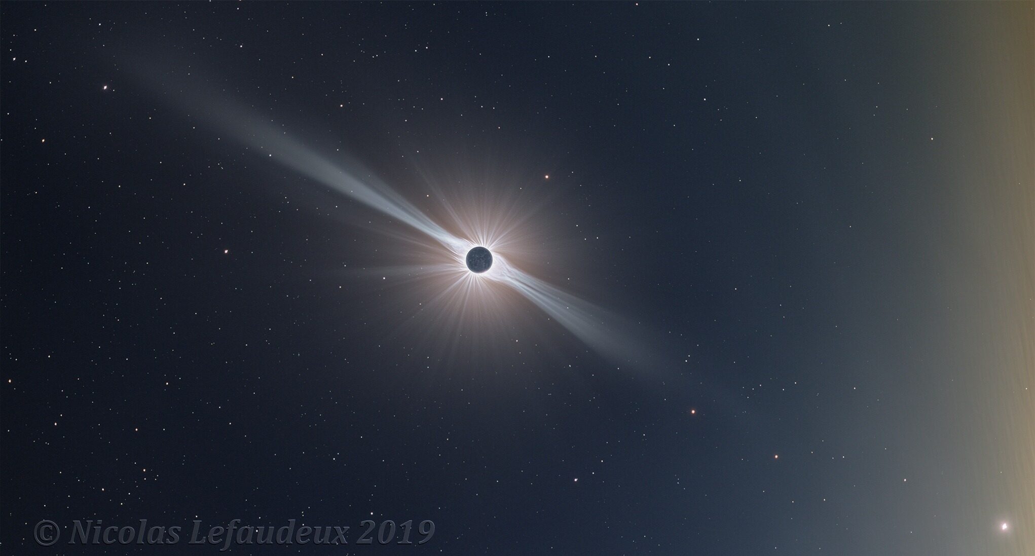 Полное солнечное затмение с высочайшим динамическим диапазоном. Чили, Межамериканская обсерватория Серро-Тололо. 2 июля 2019 года. Автор: Николя Лефаду