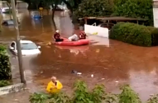 Сильные наводнения обрушились на Израиль: десятки людей попали в водяные ловушки