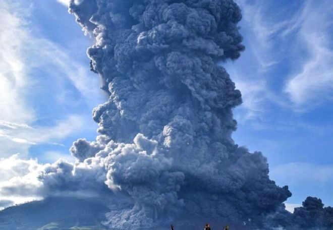 Вулкан Левотоло в Индонезии выбросил пепел на высоту 15 км, код для авиации – «красный»