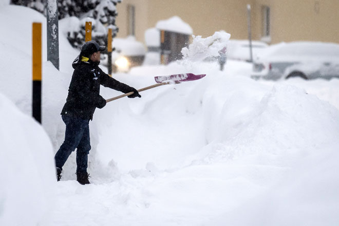 Снежный апокалипсис: в Альпах местами намело до 2 метров снега