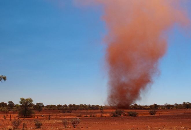 В австралийском штате Квинсленд редкий «пылевой дьявол» провалил крышу здания