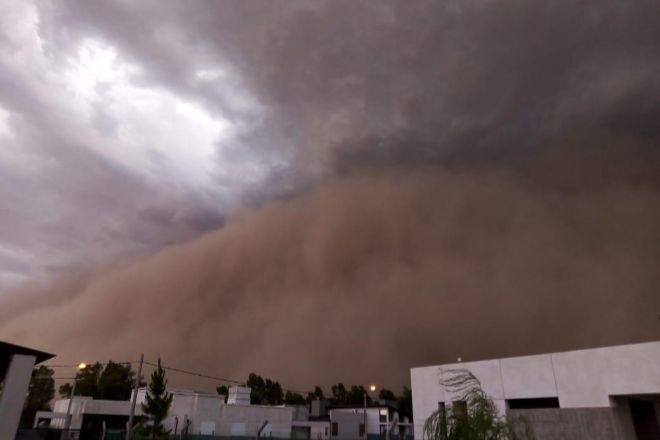 На центральные части Аргентины обрушилась мощная песчаная буря с ветрами и градом