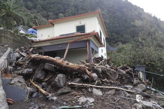 Наводнения и оползни вызвали эвакуацию на португальском острове Мадейра