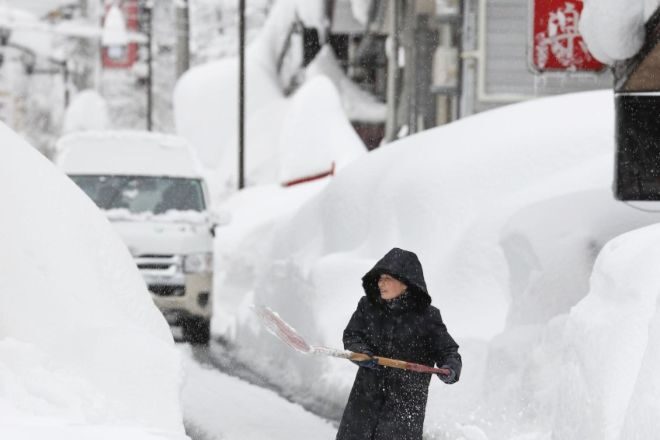 Части Японии накрыли снегопады и сковал мороз: температура опустилась ниже −30 ° C