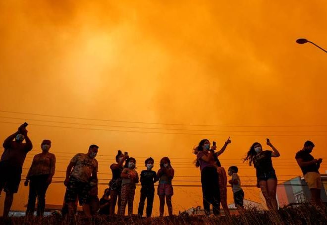 Лесные пожары в Чили окрасили небо в красный цвет и вызвали массовую эвакуацию