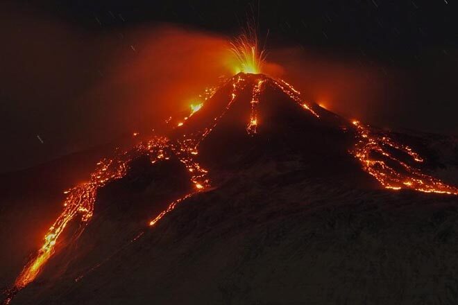 Вулкан Этна на Сицилии выбросил фонтан лавы