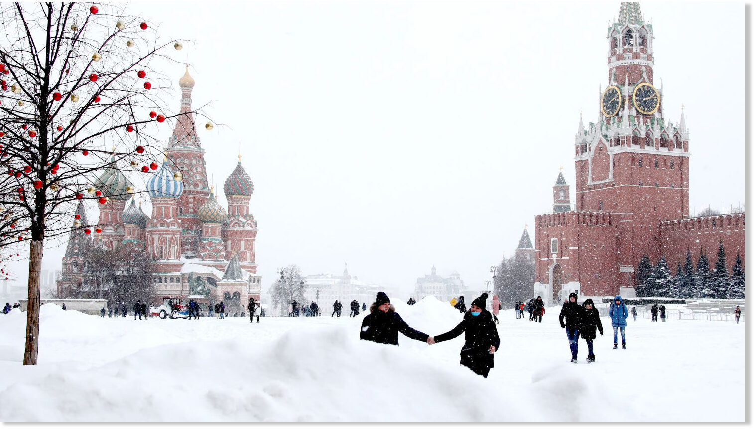 Какая погода летом 2024 в москве. Москва снегопад 2021. Москва зима 2023. Снегопад в Москве 13 февраля 2021. Сугробы в Москве 2021.