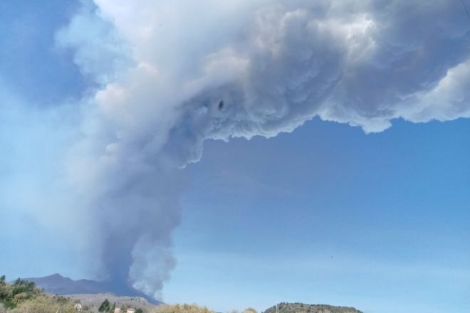 Колонна пепла над сицилийским вулканом Этна поднялась на 10 км