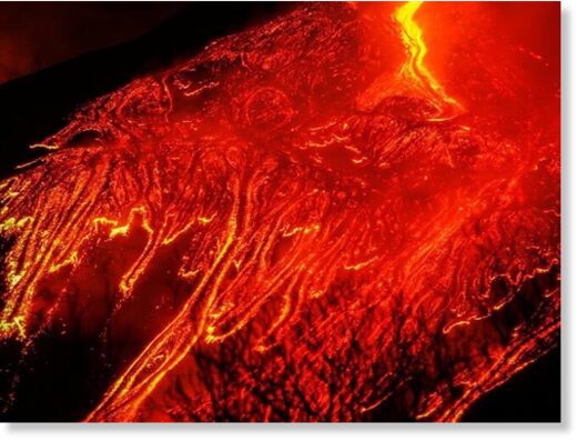 Сицилийский вулкан Этна извергается уже больше недели