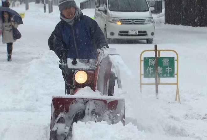 Рекордные снегопады на японском острове Хоккайдо оставили без воды более 7 тыс. домов