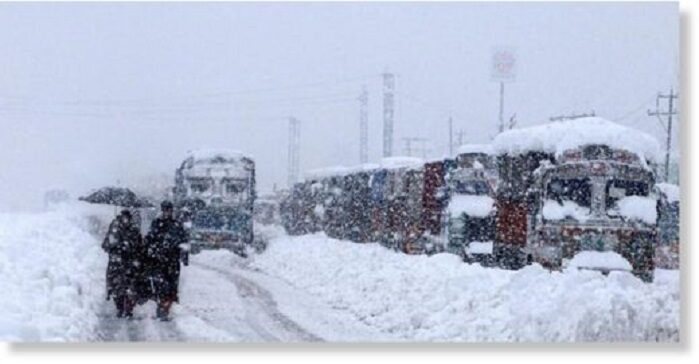 Сильные снегопады обрушились на Кашмир