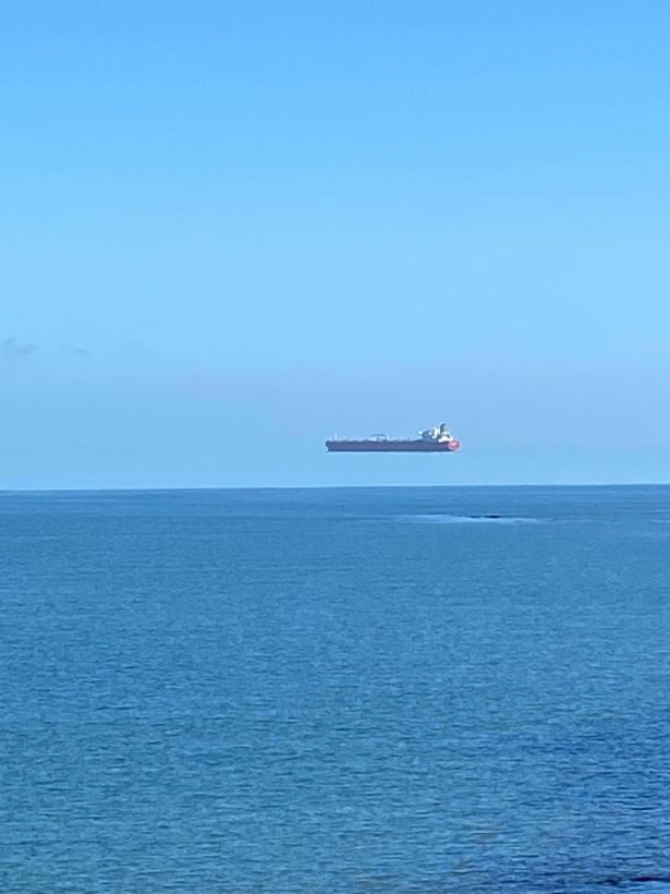 Очень редкое явление для Британии: пользователей Сети озадачила фотография корабля, плавающего по воздуху