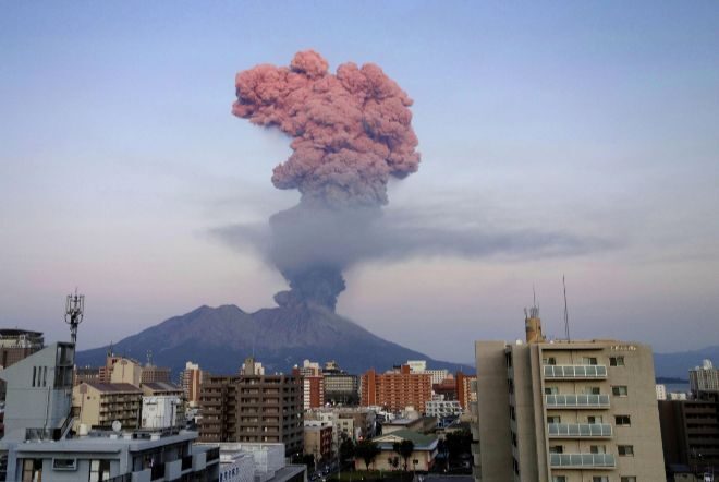 Японский вулкан Сакурадзима выбросил столб пепла высотой 2,4 км
