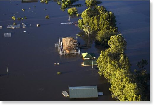 Исторические наводнения в Австралии: 2 человека погибли, 40 тыс. эвакуированы