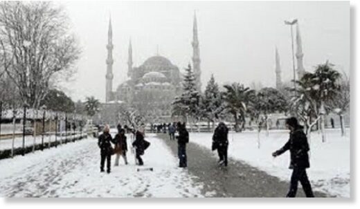 Редкий мартовский снегопад обрушился на Стамбул