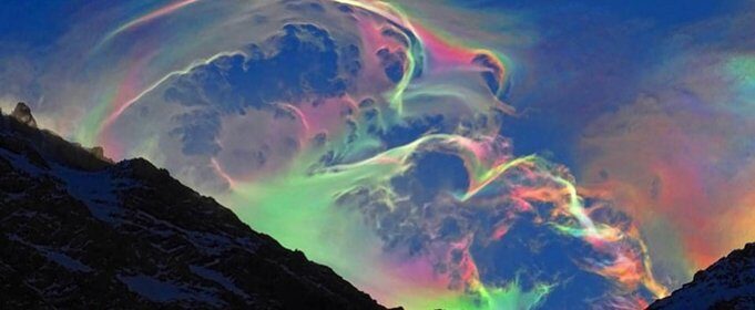 Редкое оптическое явление создало апокалиптическое небо над французскими Пиренеями
