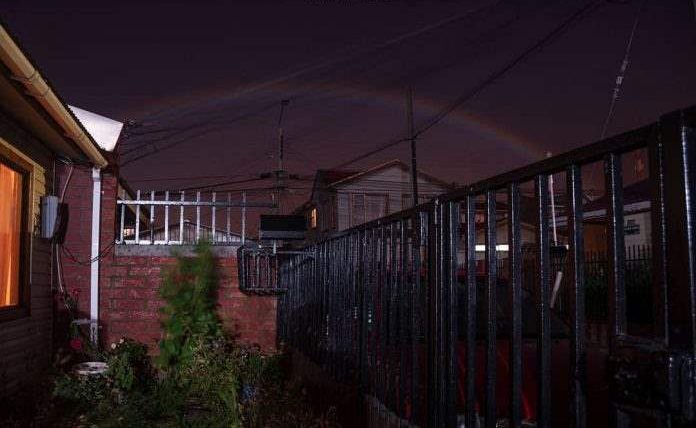 Редкая лунная радуга появилась в ночном небе над Пунта-Ареной, Чили
