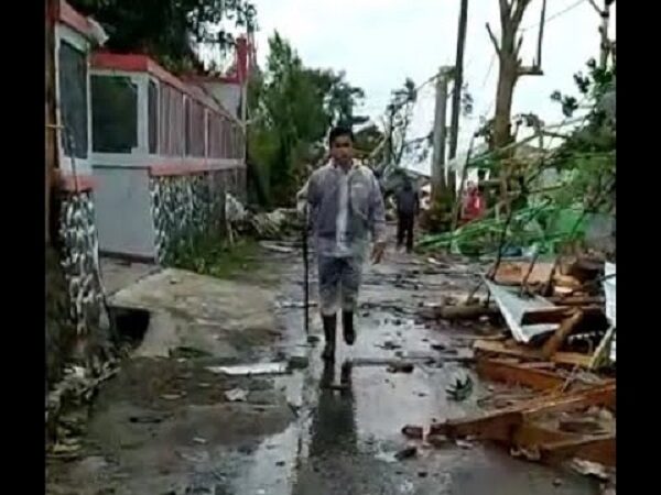 Мощный торнадо обрушился на один из городов Индонезии: повреждены дома, повалены деревья