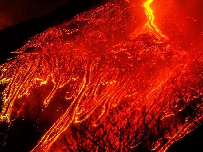 На Сицилии продолжает бушевать вулкан Этна: зарегистрировано 17-е извержение за полтора месяца