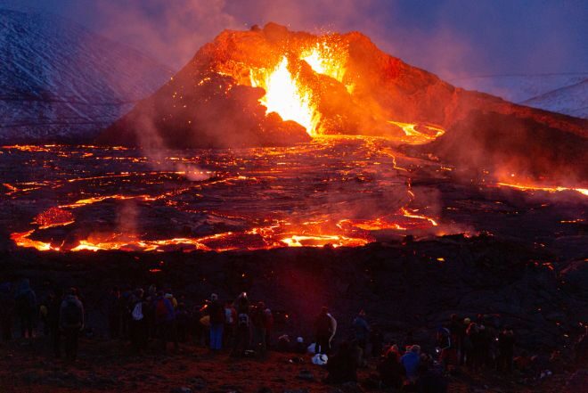 На вулкане в Исландии открылась новая трещина, вызвавшая эвакуацию туристов