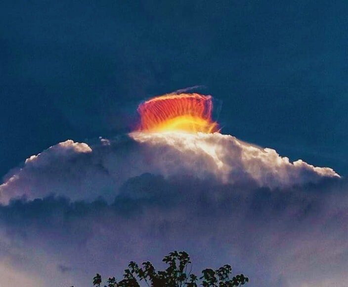 Загадочная разноцветная корона образовалась над облаком в Мансалае, Филиппины