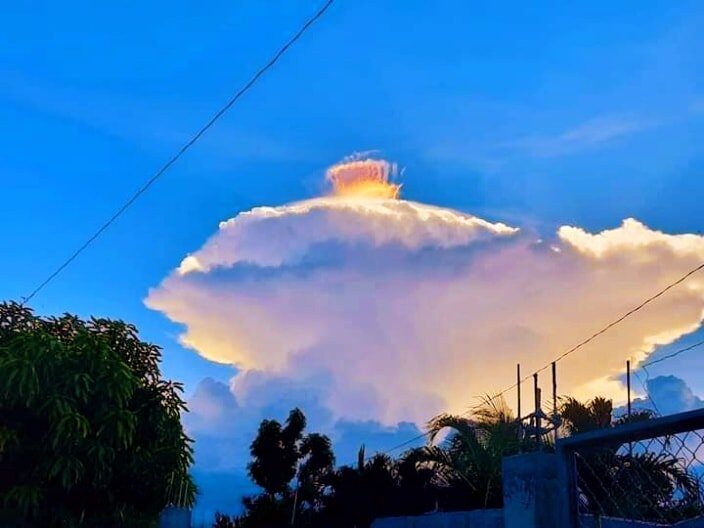 Загадочная разноцветная корона образовалась над облаком в Мансалае, Филиппины