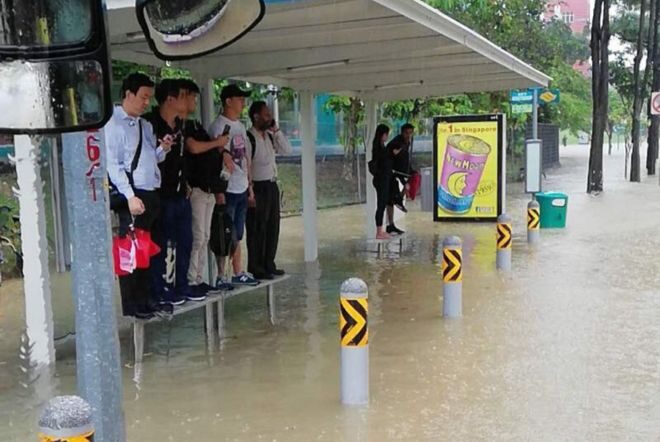 В Сингапуре прошел самый сильный дождь за десятилетия, вызвав наводнение