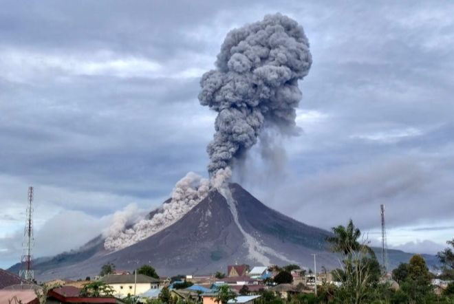 Вулкан Синабунг в Индонезии выбросил пепел на высоту 2,8 км