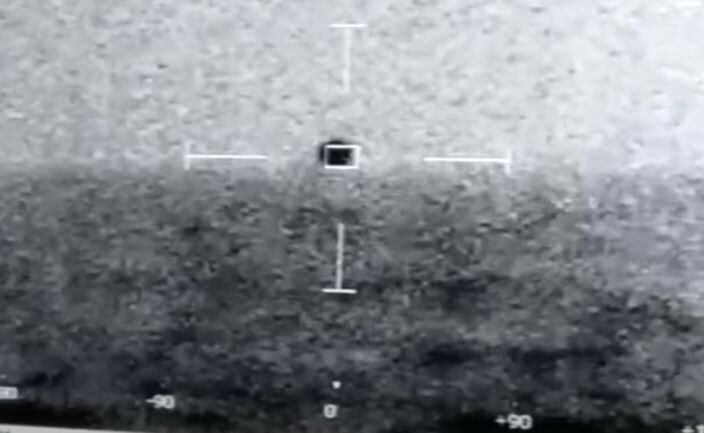 Опубликовано видео ВМС США с НЛО, ныряющим под воду