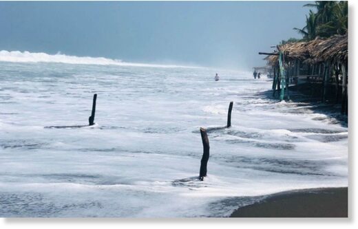 Неожиданные волны цунами обрушились на побережья Мексики и Франции