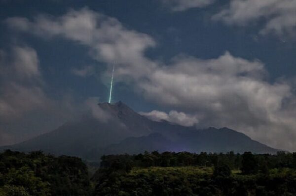 Метеорит упал на индонезийский вулкан Мерапи