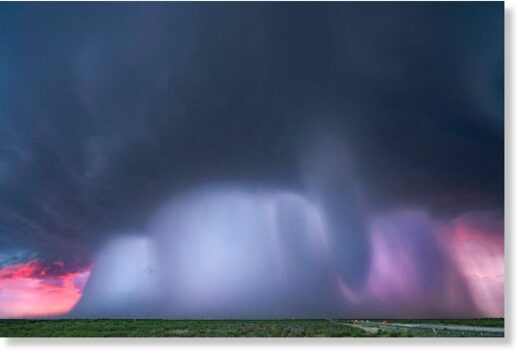 Охотники за штормами запечатлели в Техасе гигантские «небесные колонны»
