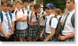 Британские школы воюют с юбками. Как голые ноги избирательно оказались вне закона