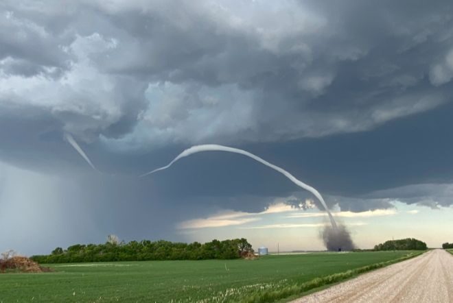 В Канаде фермеры засняли редкий веревочный торнадо