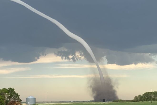 В Канаде фермеры засняли редкий веревочный торнадо