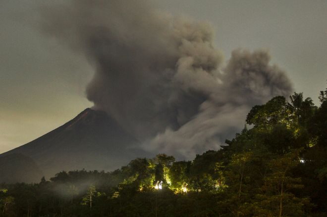 Во время извержения вулкана Мерапи в Индонезии лава разлилась на 3 км