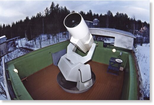 Сотрудники обсерватории помогают составлять прогнозы, чтобы действующие космические аппараты не сталкивались с вышедшими из строя