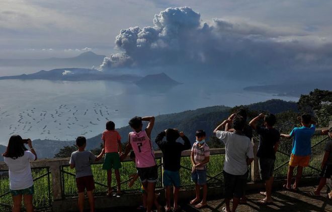 На Филиппинах повысили уровень опасности из-за извержения вулкана Тааль