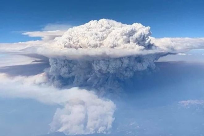 Дым лесных пожаров в Канаде породил гигантские облака с молниями