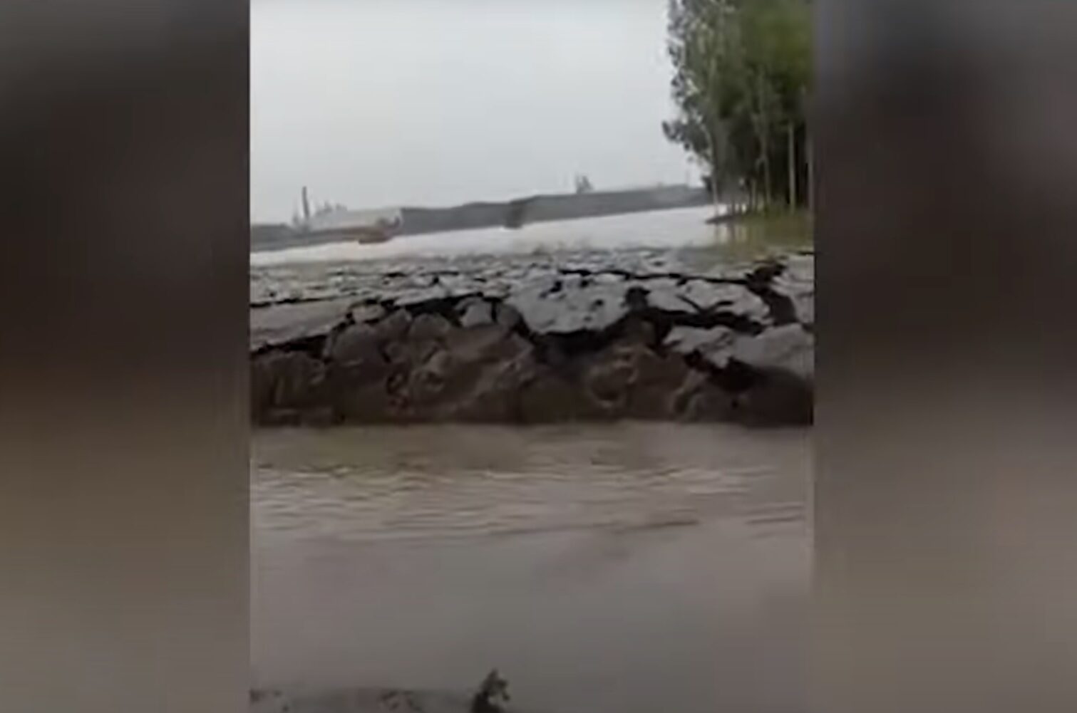 Земля восстала из воды: в Индии странное природное явление не на шутку перепугало жителей