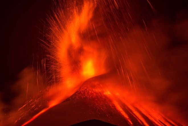 Сицилийский вулкан Этна выплеснул огромный фонтан лавы