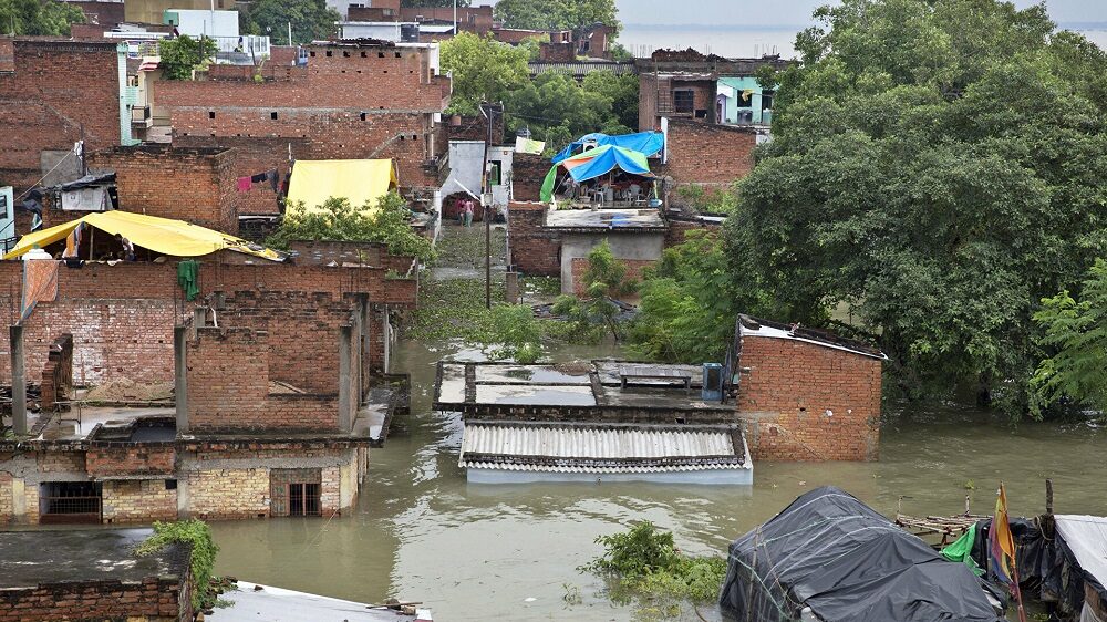 Наводнения на востоке Индии: Вертолеты ВВС спасают людей с крыш