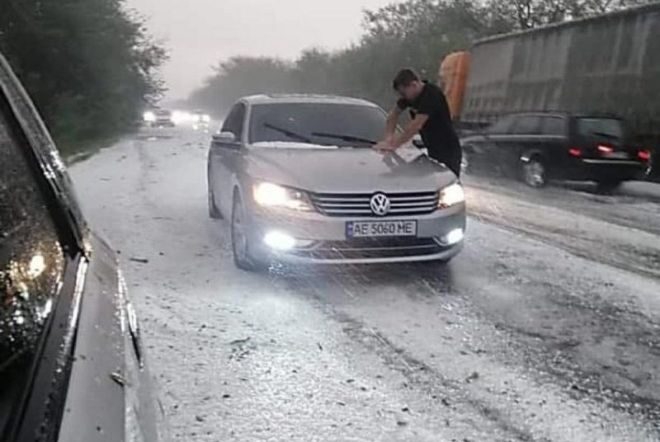 Первый снег в августе: трассу Одесса-Николаев замело во время грозы