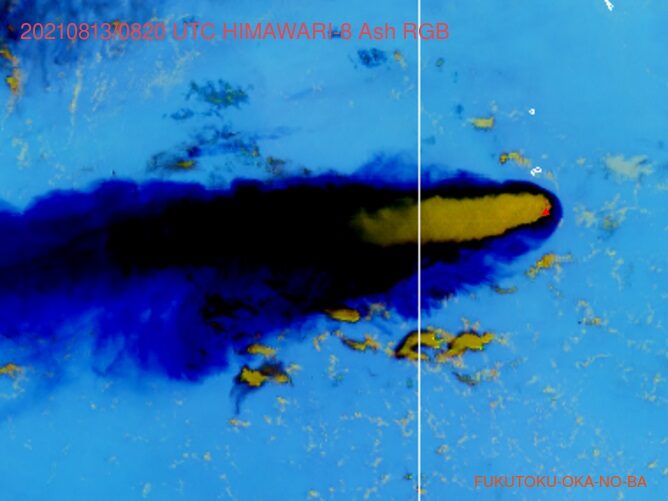 Подводный вулкан Фукутоку-Оканоба извергается у берегов Японии