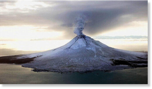 В Аляске впервые за 7 лет одновременно извергаются три вулкана